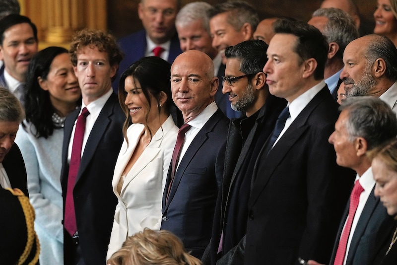 Amazon-Gründer Jeff Bezos zusammen mit seiner Verlobten Lauren Sanchez bei der Angelobung von US-Präsident Donald Trump (Bild: AP/Copyright 2021 The Associated Press. All rights reserved.)