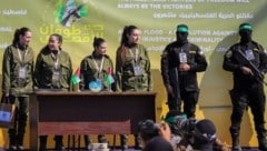 Die Terrororganisation Islamischer Dschihad will nächste Woche eine Geisel aus ihrer Gewalt freilassen. Im Bild: freigelassene israelische Geiseln mit Hamas-Kämpfern (Bild: AP/Abed Hajjar)