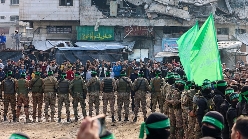 Hamas at the handover in Gaza (Bild: AFP/Omar Al-Qattaa)