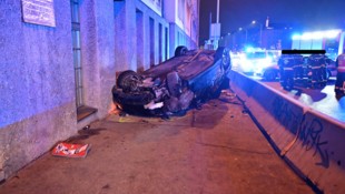Riesengroßes Glück hatten zwei 17-Jährige in Wien. Die beiden wurden bei dem Aufprall gegen die ...