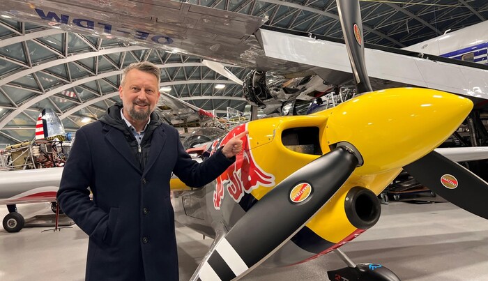 Kurt Kaiser in front of the legendary Zivko Edge 540. 
