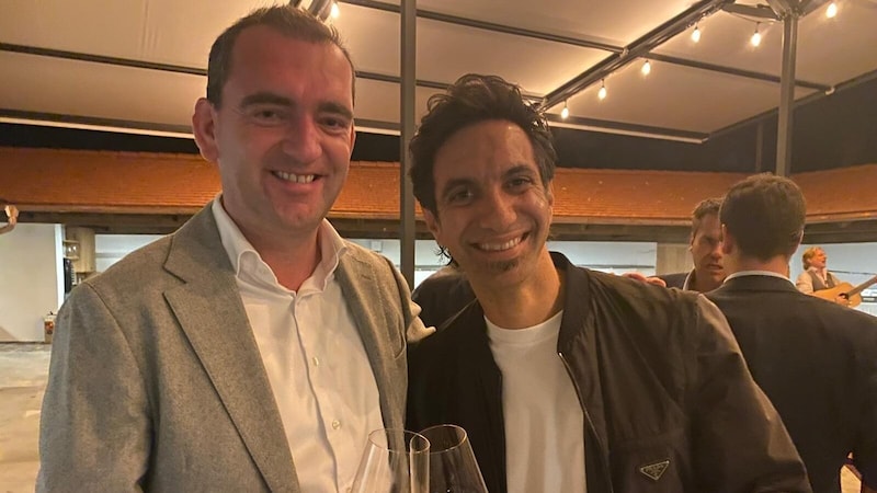 Pilot Dario Costa (right) was the guest of honor at the first Red-Golden Grape award ceremony - he chatted with Wein-Burgenland Chairman Herbert Oschep about the highest level of enjoyment in fluent Italian. (Bild: Privat)