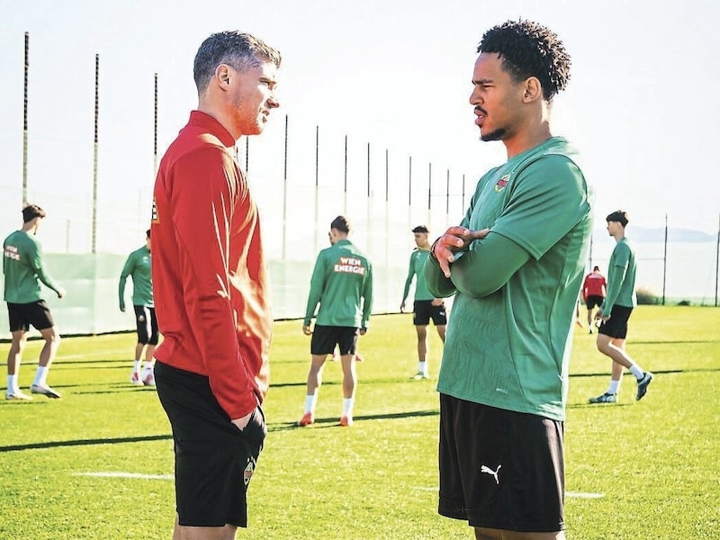 Rapid coach Robert Klauß with Mmaee. (Bild: Red Ring Shots/Daniel Widner | SK Rapid Wien)