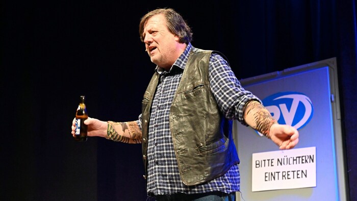 The unemployed Mr. Charly, played by Hermann Enzi, deputy mayor of Bleiburg, has a lot in store ...