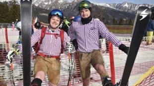 Richtige Montur für die Pistengaudi: Lukas Pichler und Moritz Lichters von der Landjugend Unternberg-Thomatal (Bild: Holitzky Roland)