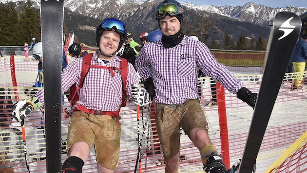 Richtige Montur für die Pistengaudi: Lukas Pichler und Moritz Lichters von der Landjugend Unternberg-Thomatal (Bild: Holitzky Roland)