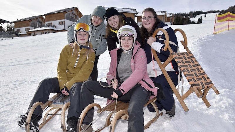 Lustige Rodelpartie: Magdalena, Christina (vorne) mit Johanna, Emilia und Nathalie. (Bild: Holitzky Roland)