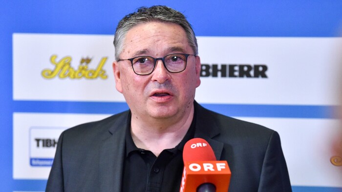 Wr. Neustadts Sportchef Franz Gernjak versucht, die Lage zu retten.