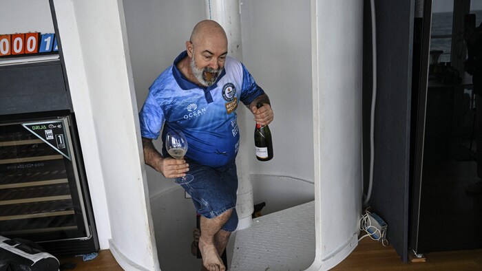Zur Feier des Tages trank er ein Glas Champagner.