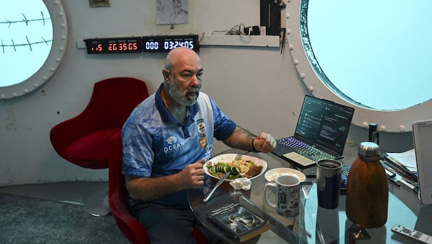 Der Raumfahrtingenieur Rüdiger Koch in seiner Unterwasserkapsel (Bild: AFP/Martin Bernetti)