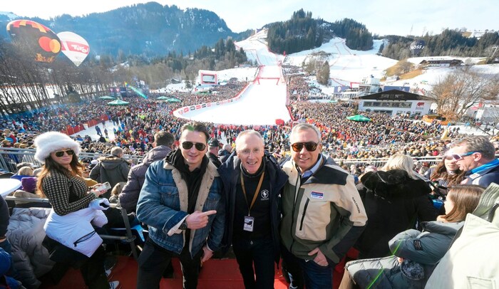 Entertainer Andreas Gabalier mit Geburtstagskind und Skiklub-Präsident Michael Huber (60) und ...