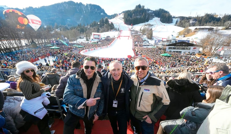 Entertainer Andreas Gabalier mit Geburtstagskind und Skiklub-Präsident Michael Huber (60) und Ski-Ass Fritz Strobl (Bild: Pail Sepp)