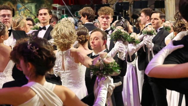 Dancer Joachim Lampel (center) at the dress rehearsal of the waltz (Bild: Jauschowetz Christian/Christian Jauschowetz)