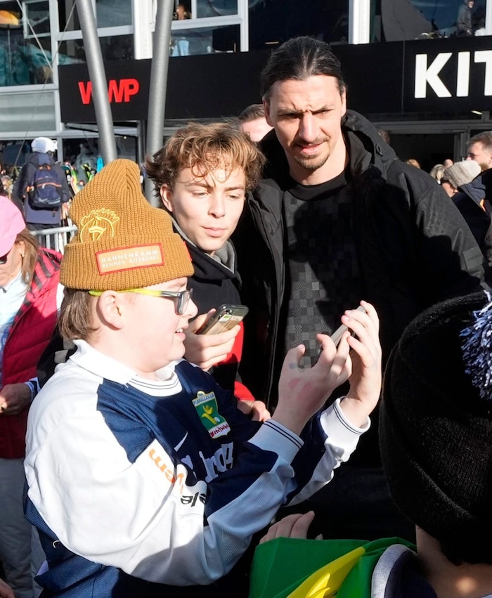 Schoss eifrig Fan-Selfies: Superstar Zlatan Ibrahimović