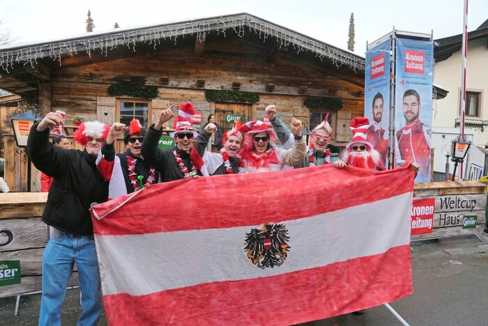 Beste Stimmung vor dem „Krone“-Haus in Kitz