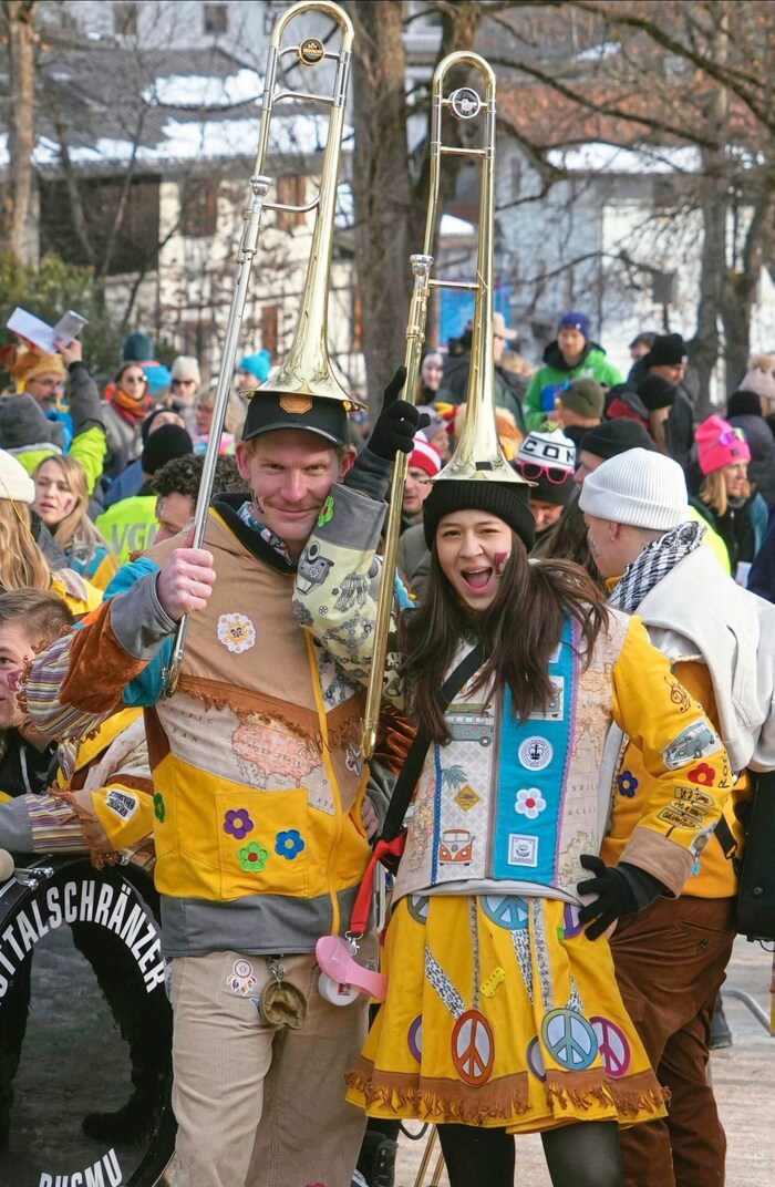 Beste Stimmung vor dem „Krone“-Haus in Kitz