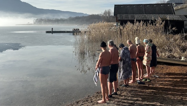 In the idyllic setting of Lake Ossiach, the workshop participants literally cut their way through the ice. (Bild: Melanie Leitner)