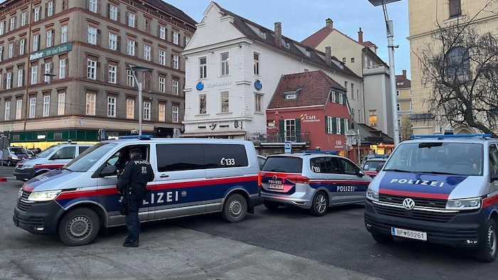 Die Polizei war rund um Ball und Demo mit zahlreichen Kräften unterwegs.