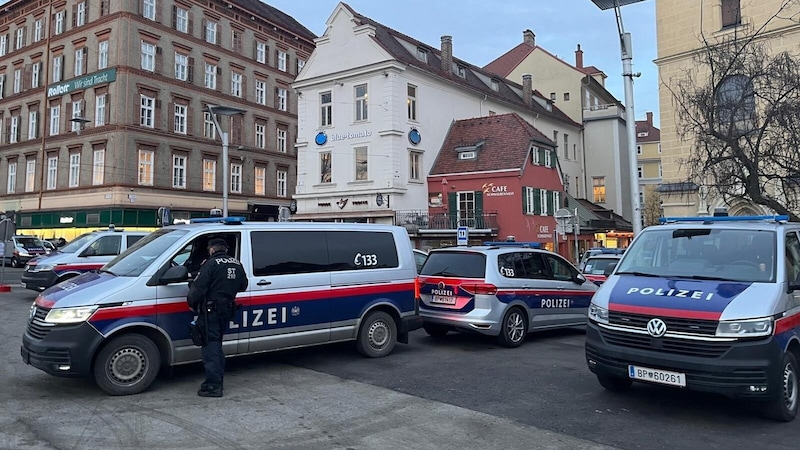 Die Polizei war rund um Ball und Demo mit zahlreichen Kräften unterwegs. (Bild: Barbara Winkler)