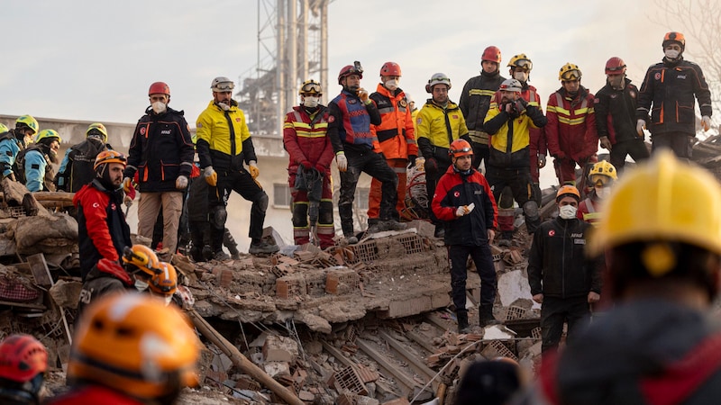 Rettungskräfte suchten in den Trümmern nach Verschütteten. (Bild: AP/Ugur Yildirim)