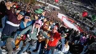 Diese Südtiroler rund um „Flamingoträger“ Luca haben sich einen guten Platz auf den Zielraum gesichert.  (Bild: Wenzel Markus/Markus Wenzel)