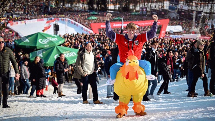 Manuel mit Hahnenkamm-Hendl „Gustav“.
