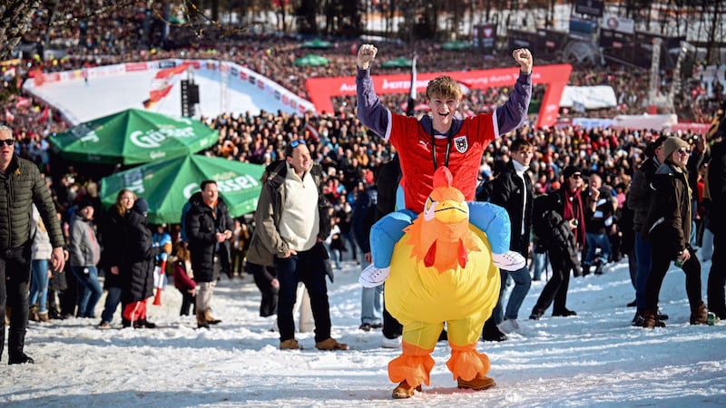 Manuel with Hahnenkamm chicken "Gustav". (Bild: Wenzel Markus/Markus Wenzel)