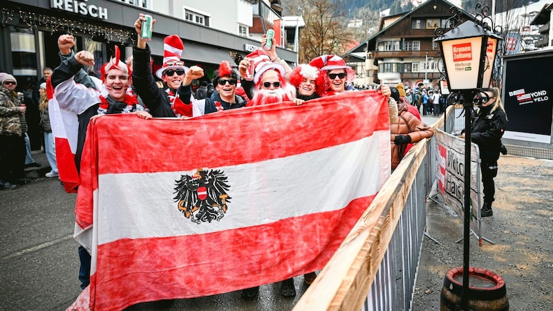 "Austria again and again!" They even painted the eagle on the flag themselves. (Bild: Wenzel Markus/Markus Wenzel)