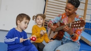 Leo und Medina musizieren gern mit ihrer Betreuerin Yinet. (Bild: Tschepp Markus)