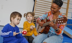 Leo und Medina musizieren gern mit ihrer Betreuerin Yinet.