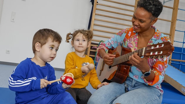 Leo and Medina enjoy making music with their mentor Yinet. (Bild: Tschepp Markus)