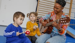 Leo und Medina musizieren gern mit ihrer Betreuerin Yinet. (Bild: Tschepp Markus)