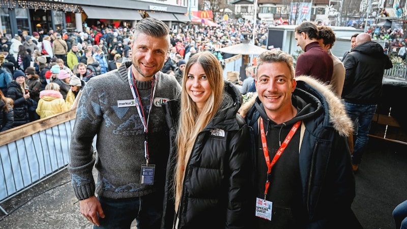 Ex-professional skier Reinfried Herbst (left) with Jessica Schrattenthaler and Andrea Patelli from Kirchberg. "The prize is my birthday present," she said. (Bild: Wenzel Markus/Markus Wenzel)