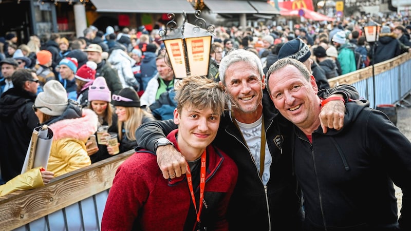 David and Thomas Seidl (right) were delighted to take a snapshot with former professional footballer Michael Konsel (center): "He's a really cool guy!" (Bild: Wenzel Markus/Markus Wenzel)