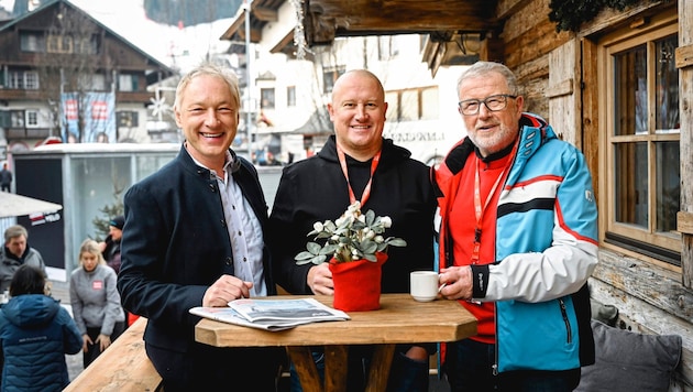 "Krone" Managing Director Gerhard Valeskini (left) welcomed Mathias and Bernhard Kapeller (right) from Elbigenalp. "We wanted to experience the atmosphere on site - luck was on our side," they said. (Bild: Wenzel Markus/Markus Wenzel)