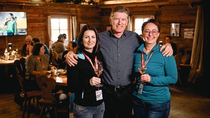 „Ein Hoch auf uns“, prosteten sich Daniela Hechenblaikner (li.) und Brigitte Ritzer aus dem ...