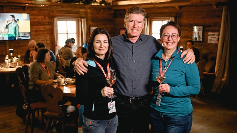 "Cheers to us," toasted Daniela Hechenblaikner (left) and Brigitte Ritzer from Unterland. Wolfgang Kos, sales manager of the "Tiroler Krone", was also delighted. (Bild: Wenzel Markus/Markus Wenzel)