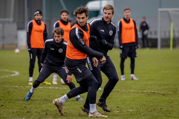 The Austria players around Mahrer (left) and Hinteregger find out at short notice when the next training session will take place.
