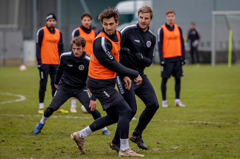 The Austria players around Mahrer (left) and Hinteregger find out at short notice when the next training session will take place. (Bild: GEPA/GEPA pictures)