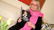Claudia Haider in ihrer Klagenfurter Wohnung, mit dem Buch, das gerade über ihren verstorbenen ...