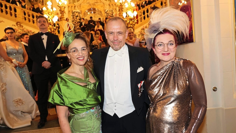 „Mr. Lifeball“ Gerry Keszler mit Begleitung (Bild: Jauschowetz Christian)