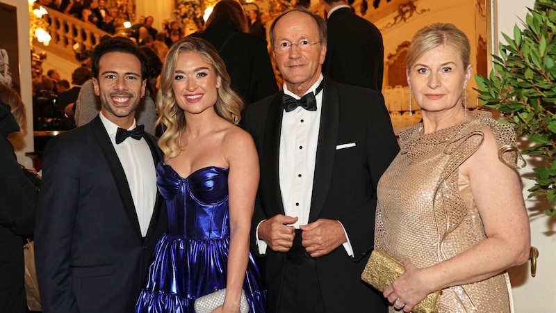 John-Harris-Boss Ernst Minar mit dem „Dancing Stars“-Paar Danilo Campisi und Corinna Kamper und Top-Bankerin Sonja Sarközi (Bild: Jauschowetz Christian)