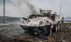 Dieser gepanzerte Wagen der UNO ging bei Gefechten mit den Rebellen in Flammen auf.  
