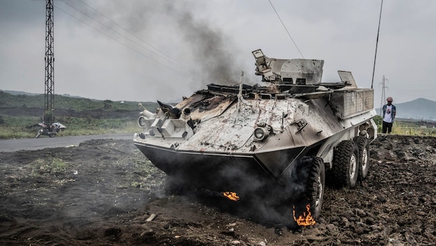 Dieser gepanzerte Wagen der UNO ging bei Gefechten mit den Rebellen in Flammen auf.   (Bild: APA/Associated Press)