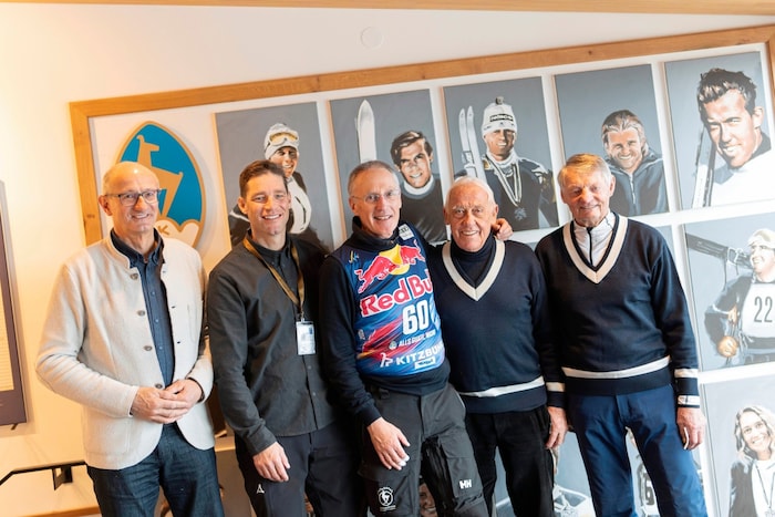 Benni Raich (li.), Ernst Hinterseer (2. v. re.) und Hias Leitner (re.) gratulierten Michael ...