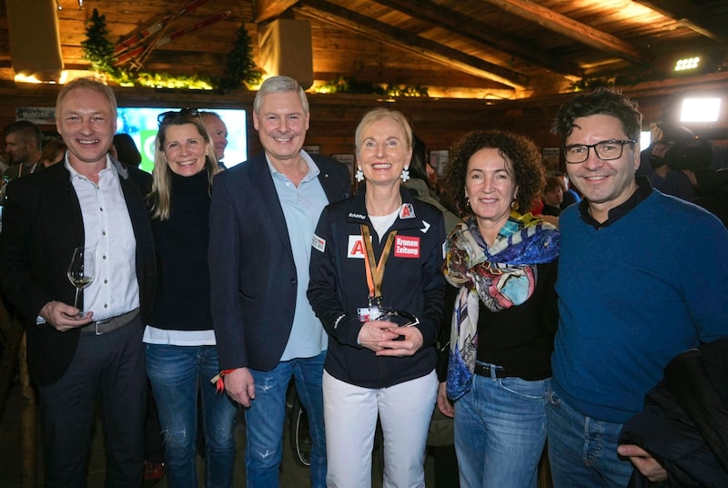 „Krone“-GF Gerhard Valeskini, Hans. F. Reisch (Spar Österreich) mit Bettina, Roswitha Stadlober, Markus Kaser (Spar Österreich) mit Klaudia (v. li.). (Bild: Pail Sepp/Sepp Pail)