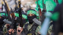 Die Hamas hat die für Samstag geplante Freilassung weiterer Geiseln zunächst verschoben. Israel blockiere Hilfslieferungen und verletze die Waffenruhe, begründet die Terrororganisation den Schritt. (Bild: Omar AL-QATTAA)