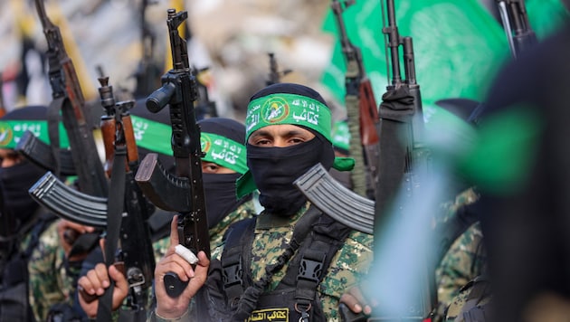 Die Hamas hat die für Samstag geplante Freilassung weiterer Geiseln zunächst verschoben. Israel blockiere Hilfslieferungen und verletze die Waffenruhe, begründet die Terrororganisation den Schritt. (Bild: AFP/Omar AL-QATTAA)