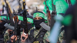 Die Hamas hat die für Samstag geplante Freilassung weiterer Geiseln zunächst verschoben. Israel blockiere Hilfslieferungen und verletze die Waffenruhe, begründet die Terrororganisation den Schritt. (Bild: AFP/Omar AL-QATTAA)