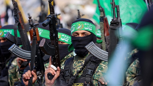 Hamas has initially postponed the release of further hostages planned for Saturday. Israel is blocking aid deliveries and violating the ceasefire, the terrorist organization explained. (Bild: APA/AFP/Omar AL-QATTAA)